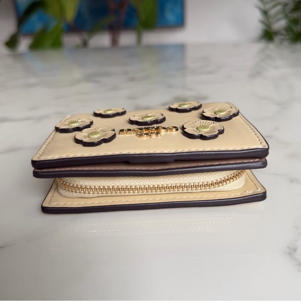 NWOT Coach Snap Wallet with Floral Appliqué in Moonlight Yellow Leather CAP16 - Picture 5 of 12